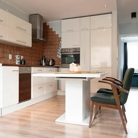 2 Bed Flat - Sleeps 4 - Parking - Wifi * Štetín