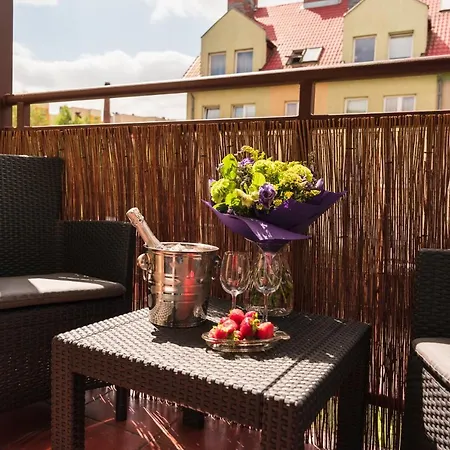 2 Bed Flat - Sleeps 4 - Parking - Wifi *