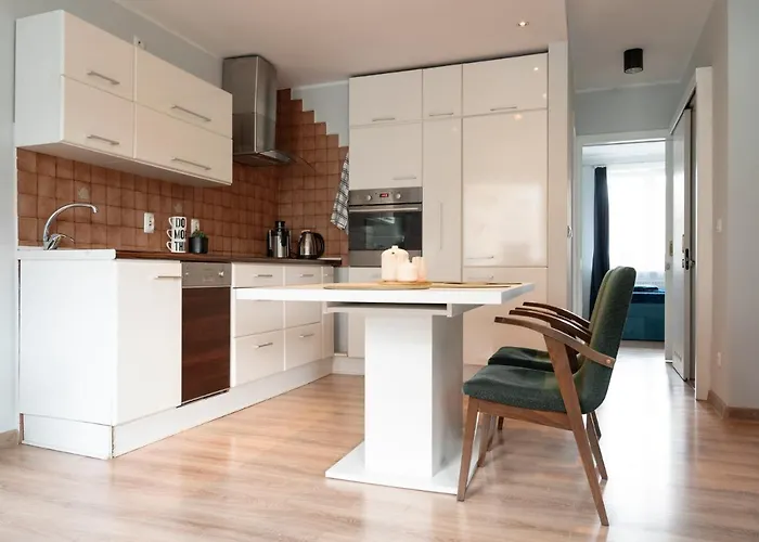 2 Bed Flat - Sleeps 4 - Parking - Wifi * Szczecin