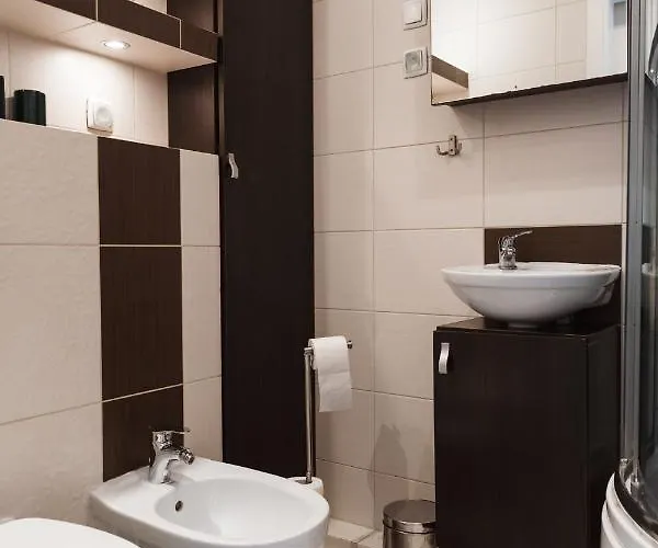 2 Bed Flat - Sleeps 4 - Parking - Wifi Daire